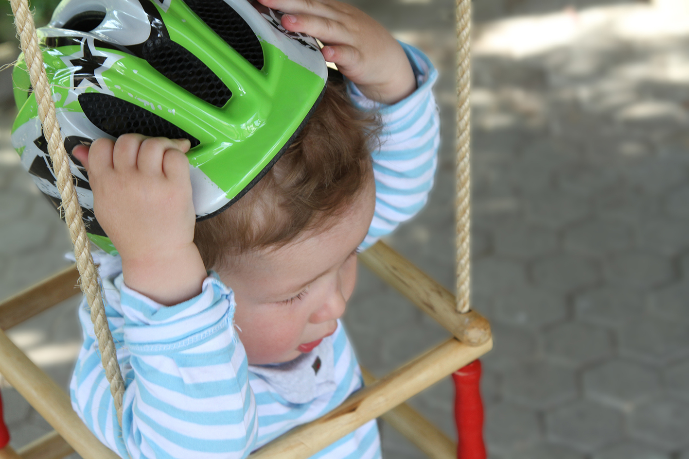 Im Straßenverkehr sind Fahrradhelme ein wichtiger Schutz?aber aufdem Spielplatz werden sie schnell z Im Straßenverkehr sind Fahrradhelme ein wichtiger Schutz?aber aufdem Spielplatz werden sie schnell z