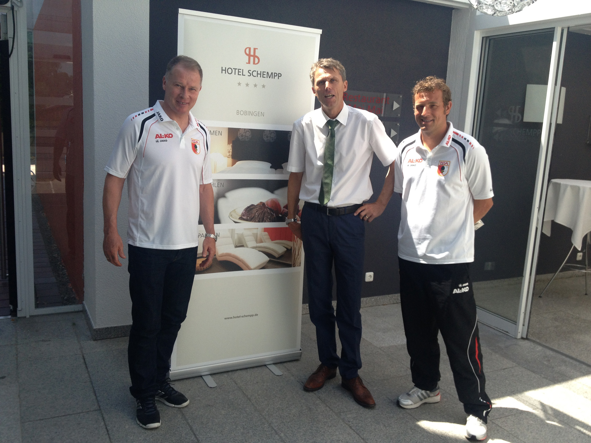 v.l.: Stefan Reuter (FCA), Holger Lutzenberger (Hotel Schempp), FCA-Trainer Markus Weinzierl v.l.: Stefan Reuter (FCA), Holger Lutzenberger (Hotel Schempp), FCA-Trainer Markus Weinzierl