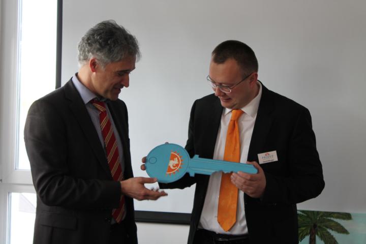 Von Architekt Tobias Kriele erhielt PRIOGO-Vorstand David Muggli (re.) symbolisch den Schlüssel Von Architekt Tobias Kriele erhielt PRIOGO-Vorstand David Muggli (re.) symbolisch den Schlüssel
