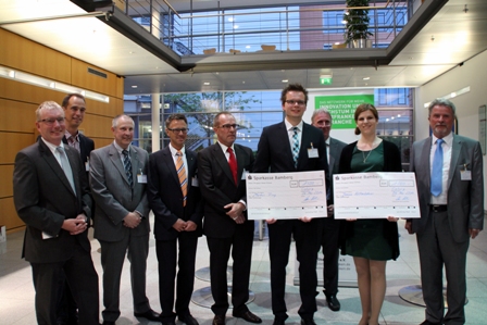 Jury und Vorstand des IT-Cluster-Oberfranken mit den Siegern: Janina Kettenbohrer(2vr) und Markus Ri Jury und Vorstand des IT-Cluster-Oberfranken mit den Siegern: Janina Kettenbohrer(2vr) und Markus Ri