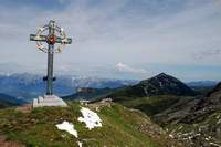 Gipfelkreuz in den Tuxer Alpen: Einzigartig mit allen Weltreligionen Gipfelkreuz in den Tuxer Alpen: Einzigartig mit allen Weltreligionen