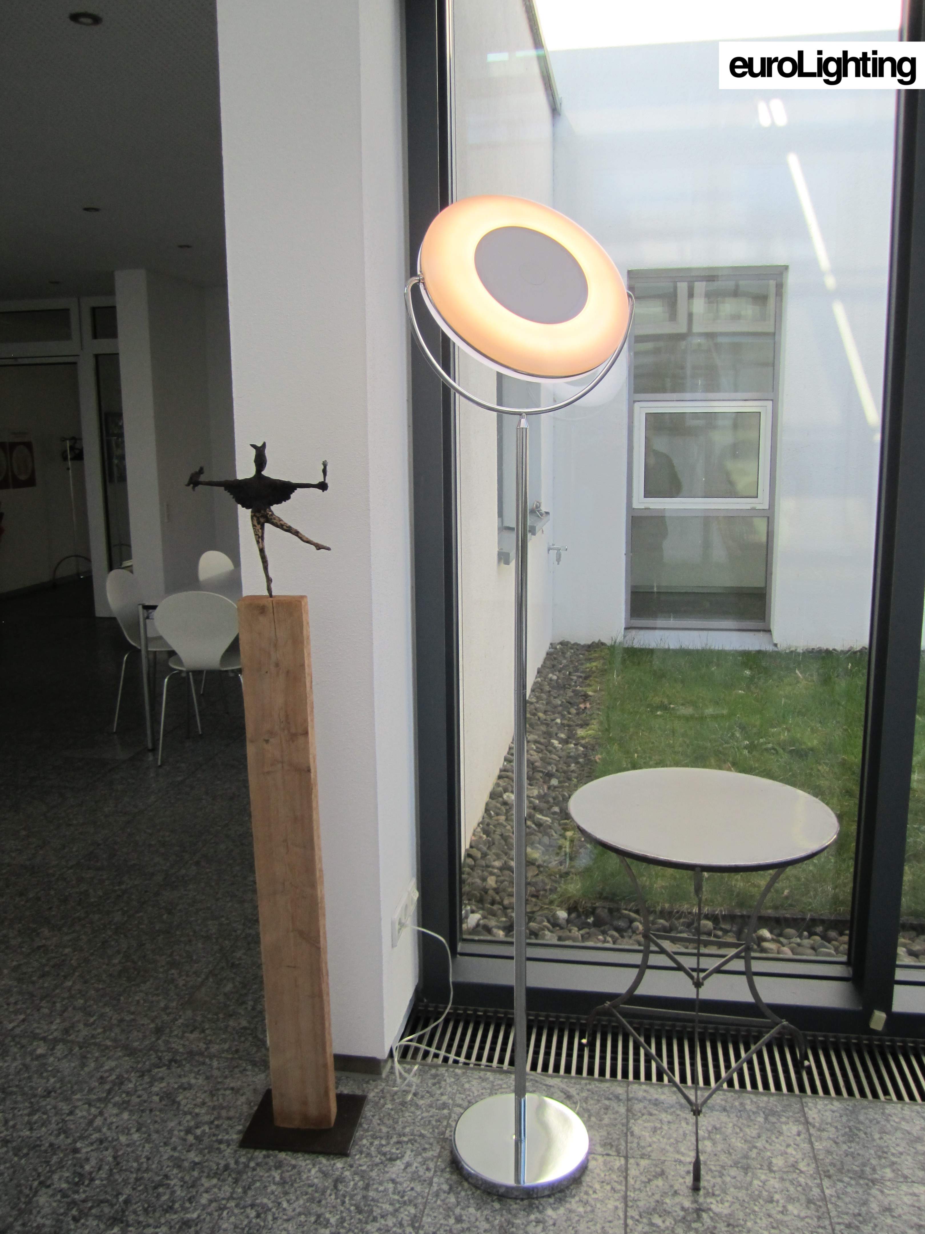 Im Handumdrehen schafft die LED-Stehleuchte von euroLighting das richtige Licht am Arbeitsplatz. Im Handumdrehen schafft die LED-Stehleuchte von euroLighting das richtige Licht am Arbeitsplatz.