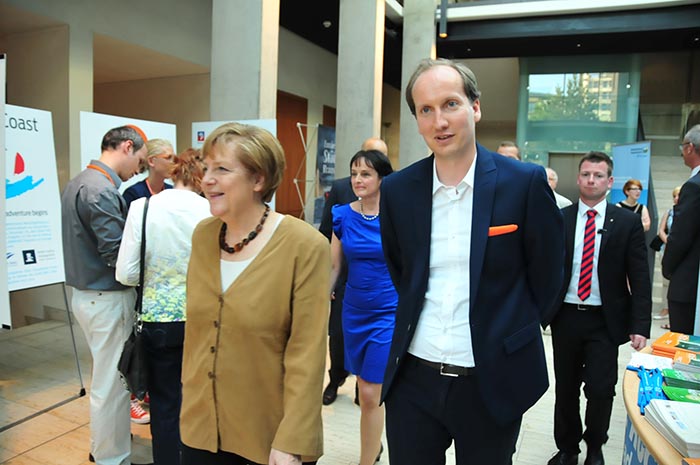 Bundeskanzlerin Angela Merkel in Begleitung von Kai Gardeja und der Staatssekretärin Dr. Zinnow