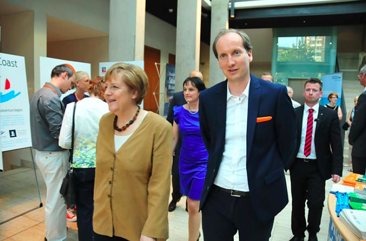Bundeskanzlerin Angela Merkel in Begleitung von Geschäftsführer Kai Gardeja und Staatssekretärin Dr. Bundeskanzlerin Angela Merkel in Begleitung von Geschäftsführer Kai Gardeja und Staatssekretärin Dr.
