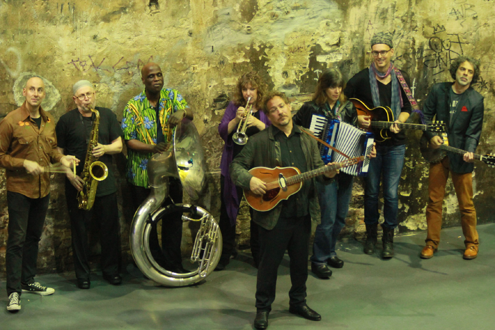 Hazmat Modine spielen eine geballte Power aus Blues, Balkan Beats, Calypso, RocknRoll und Country. Hazmat Modine spielen eine geballte Power aus Blues, Balkan Beats, Calypso, RocknRoll und Country.