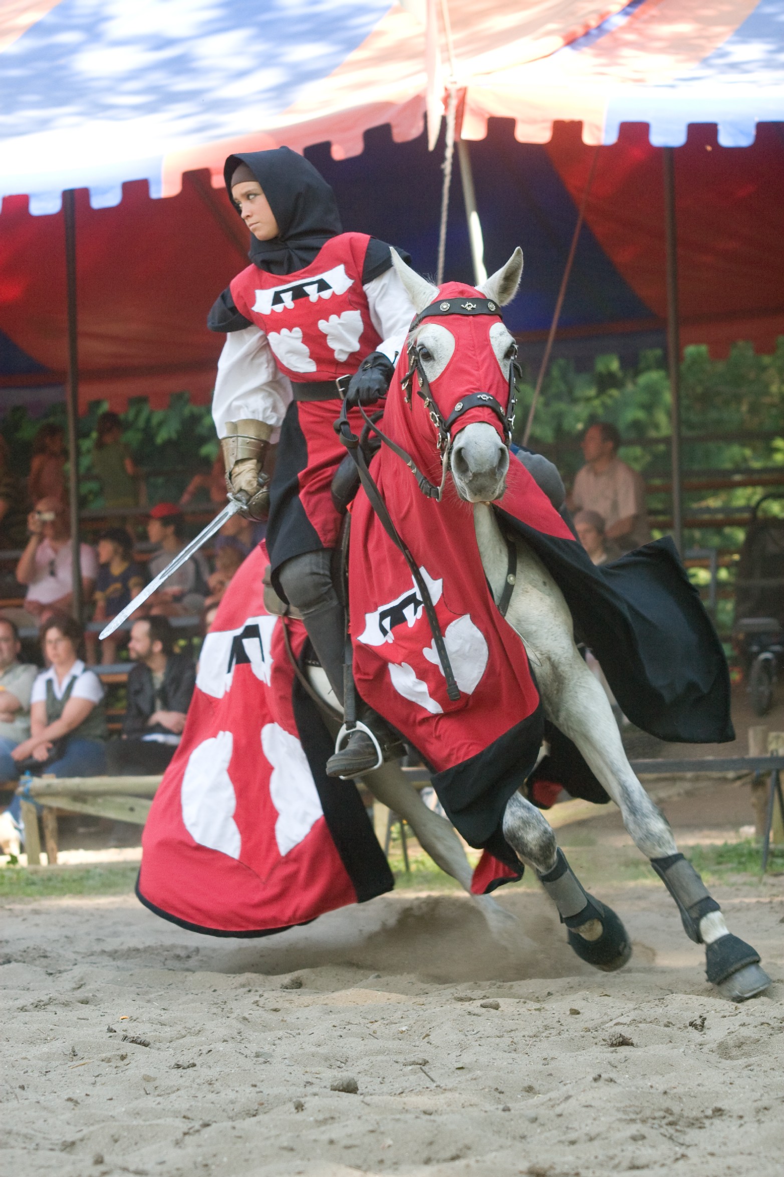 Patricia Gräfin Beissel von Gymnich bei den Ritterfestspielen auf Burg Satzvey. Quelle: Burg Satzvey Patricia Gräfin Beissel von Gymnich bei den Ritterfestspielen auf Burg Satzvey. Quelle: Burg Satzvey