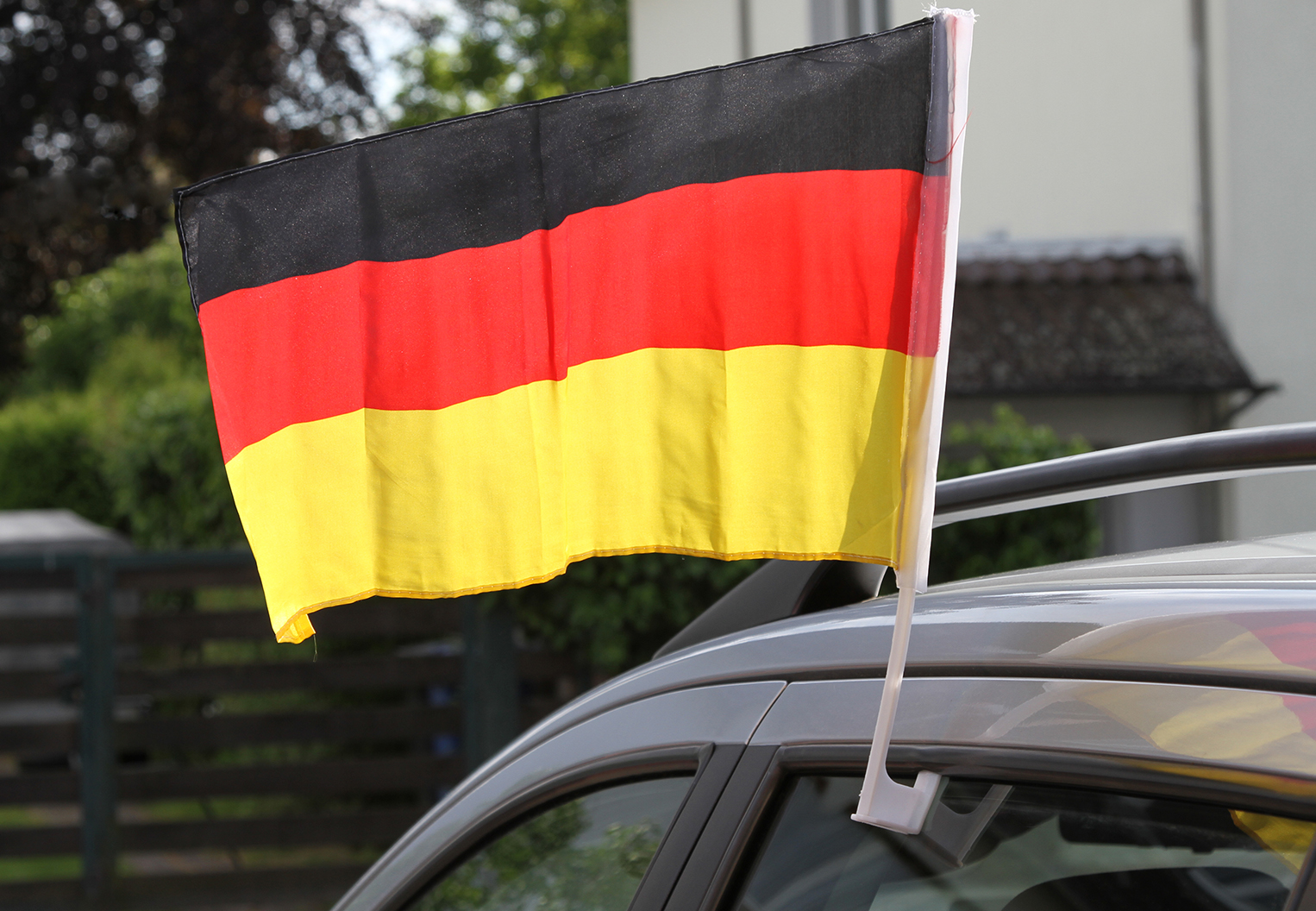 Ein Muss für vieleFans: Fähnchen am Auto. Die sind erlaubt, solange sie die Sicht beim Fahren nichtb Ein Muss für vieleFans: Fähnchen am Auto. Die sind erlaubt, solange sie die Sicht beim Fahren nichtb