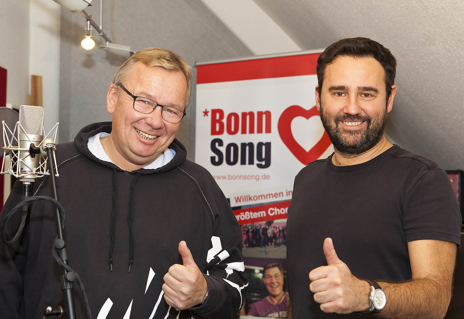 Bernd Stelter mit Bonn-Song Komponist und Produzent Jens Frisch bei der Aufnahme im Studio Bernd Stelter mit Bonn-Song Komponist und Produzent Jens Frisch bei der Aufnahme im Studio
