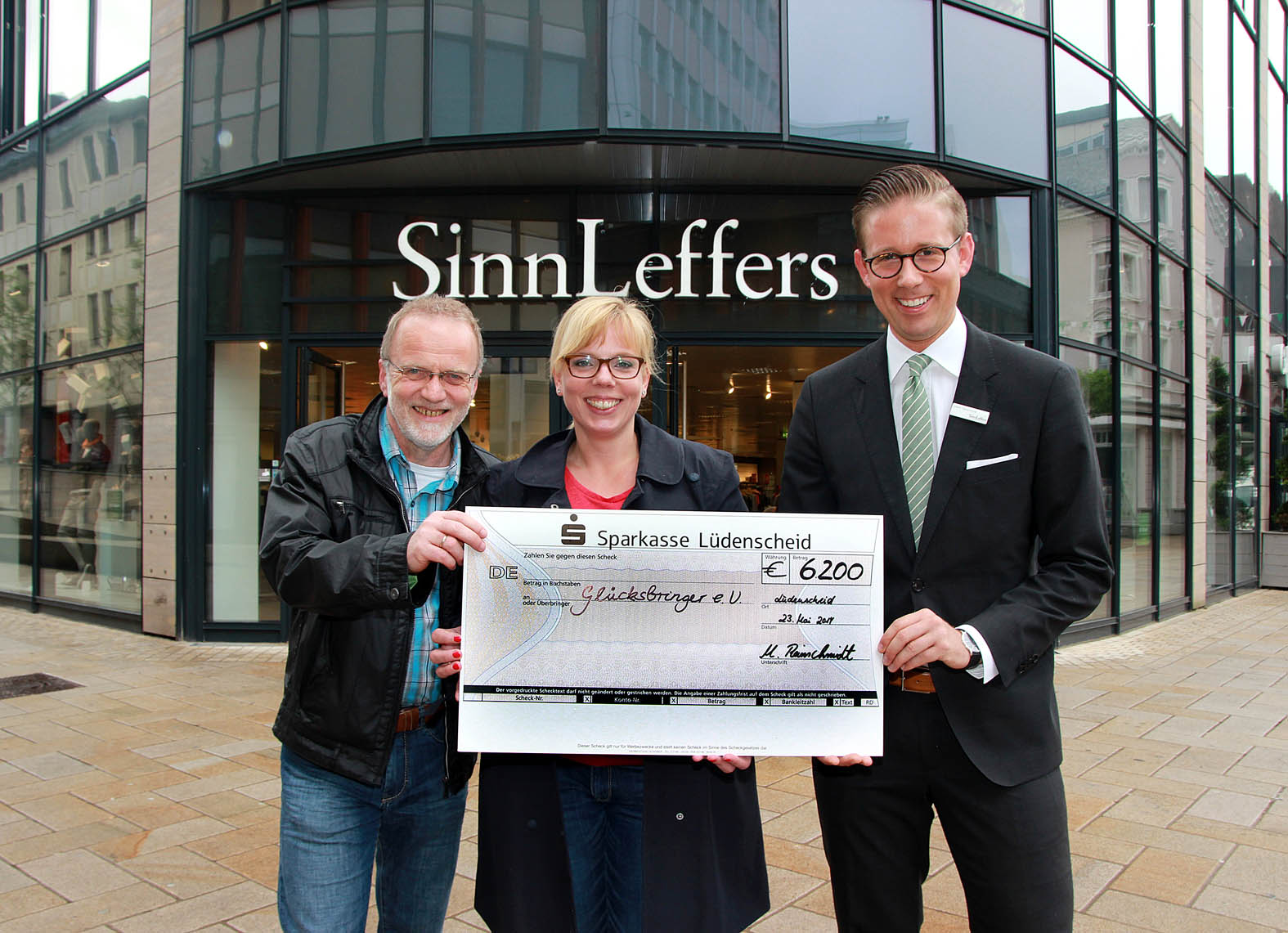 Martin Reinschmidtübergab die Spende an Judith Becker und Martin Messy vom Verein Glücksbringer. Martin Reinschmidtübergab die Spende an Judith Becker und Martin Messy vom Verein Glücksbringer.