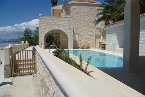 Ferienhaus mit Pool in Pula direkt am Meer Ferienhaus mit Pool in Pula direkt am Meer