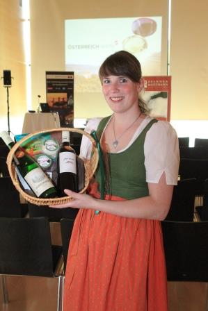 Magdalena Metzler von naturhautnah präsentiert das Bregenzer Festspielwein-Geschenkskörberl. Magdalena Metzler von naturhautnah präsentiert das Bregenzer Festspielwein-Geschenkskörberl.