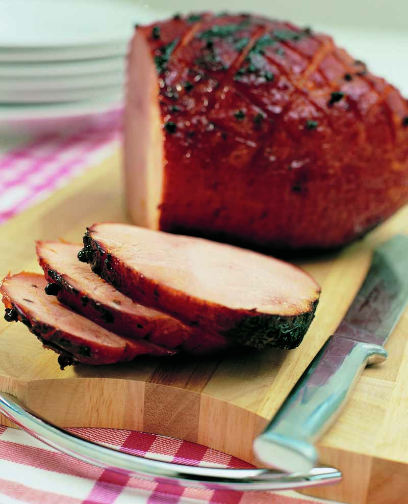 Durch indirektes Grillen wird der Schinken außen knusprig und bleibt innen richtig saftig Durch indirektes Grillen wird der Schinken außen knusprig und bleibt innen richtig saftig