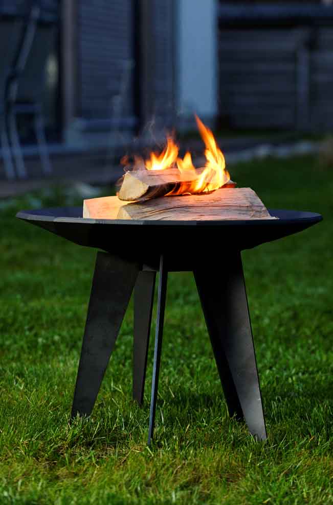 Stimmungsvolle Reflexe: Flammenspiel taucht Garten und Terrasse in ein ganz neues Licht Stimmungsvolle Reflexe: Flammenspiel taucht Garten und Terrasse in ein ganz neues Licht