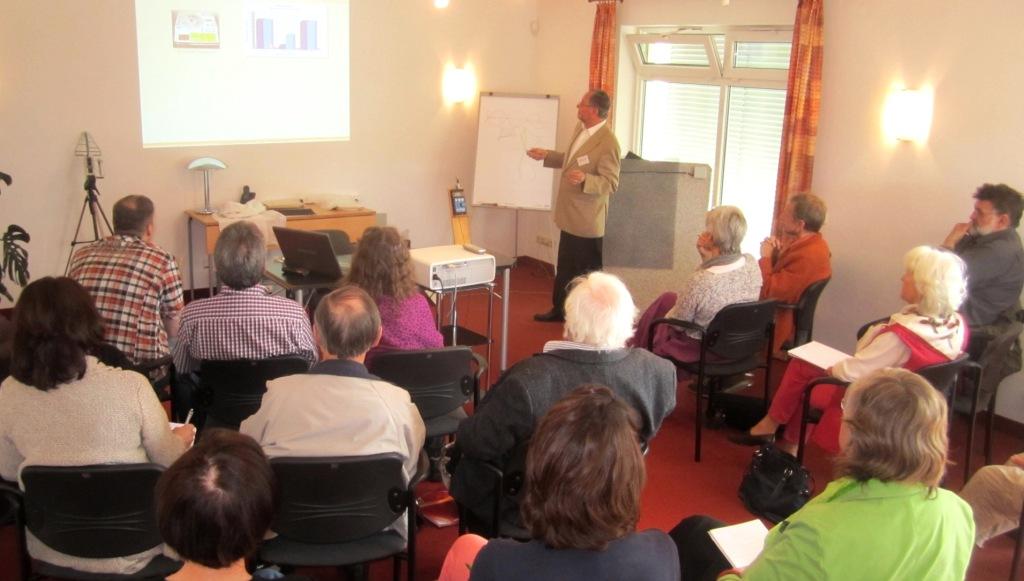 Institutsleiter Hanspeter Kobe führt durch den Erdstrahlen- und Elektrosmog-Workshop