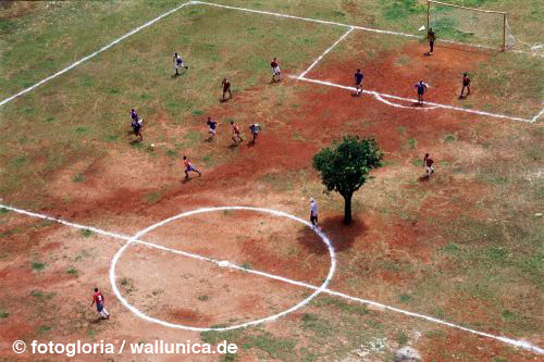 Auf Bolzplaetzen wie diesen schlaegt das wahre Herz der Fussball-Weltmeisterschaft. Auf Bolzplaetzen wie diesen schlaegt das wahre Herz der Fussball-Weltmeisterschaft.