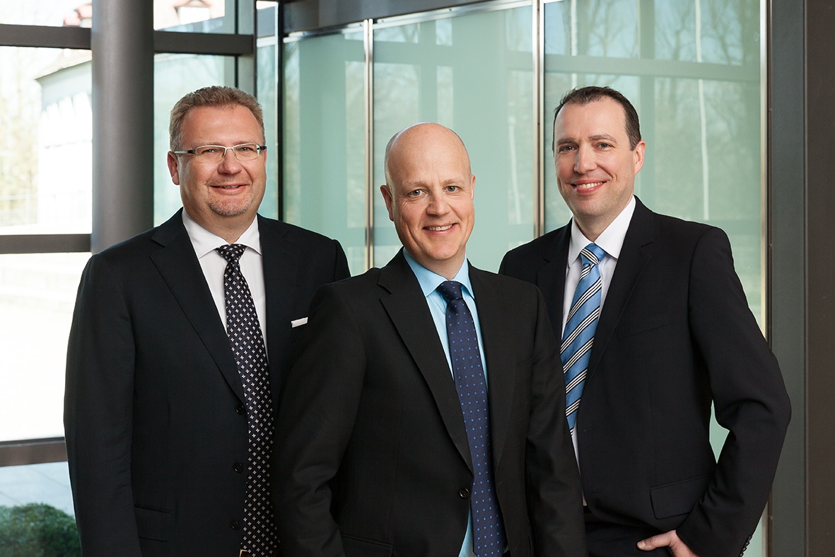 Der Vorstand v. l. n. r.: Oliver Herkommer (CEO), Manfred Loistl (Personal), Carlos Schmidt (CFO) Der Vorstand v. l. n. r.: Oliver Herkommer (CEO), Manfred Loistl (Personal), Carlos Schmidt (CFO)