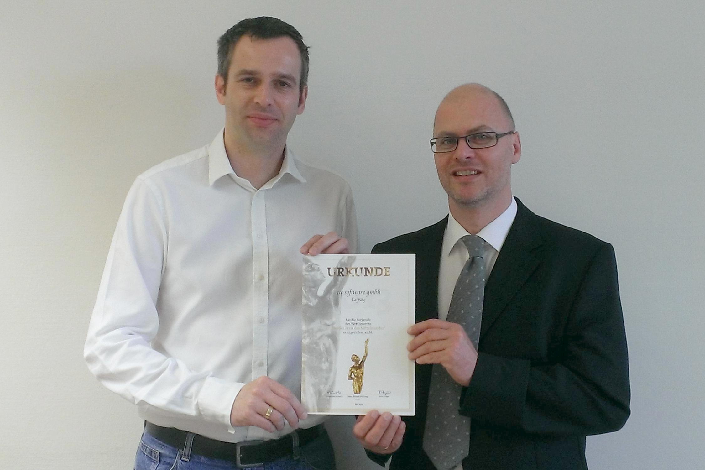 Sven Bergmann und Jens Heinrich präsentieren die Urkunde