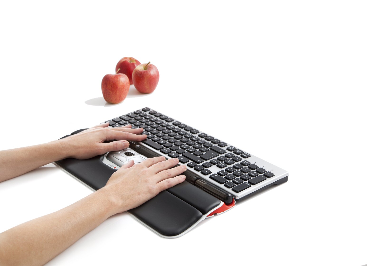 Die RollerMouse RED ersetzt die herkömmliche Maus bei der Arbeit am Computer. Die RollerMouse RED ersetzt die herkömmliche Maus bei der Arbeit am Computer.