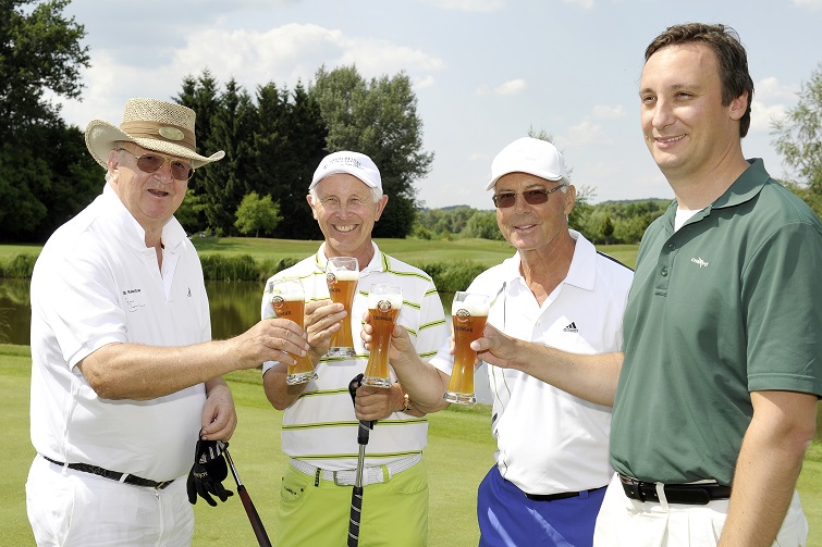 Alois Hartl, Dr. Hans-Dieter Cleven, Franz Beckenbauer und Alexander Hartl stoßen auf den KaiserCup 