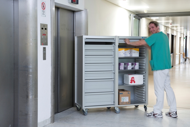 geschlossenen Regalwagen Regalwagen zum Transportieren und Lagern von Medical-Produkten.