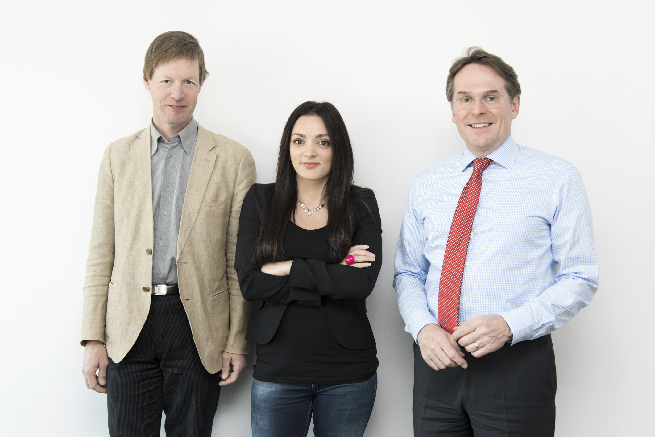 Meral Alma (Mitte links) mit Prof. Dr. Robert Fleck (links) und Michael Güttes (rechts) Meral Alma (Mitte links) mit Prof. Dr. Robert Fleck (links) und Michael Güttes (rechts)