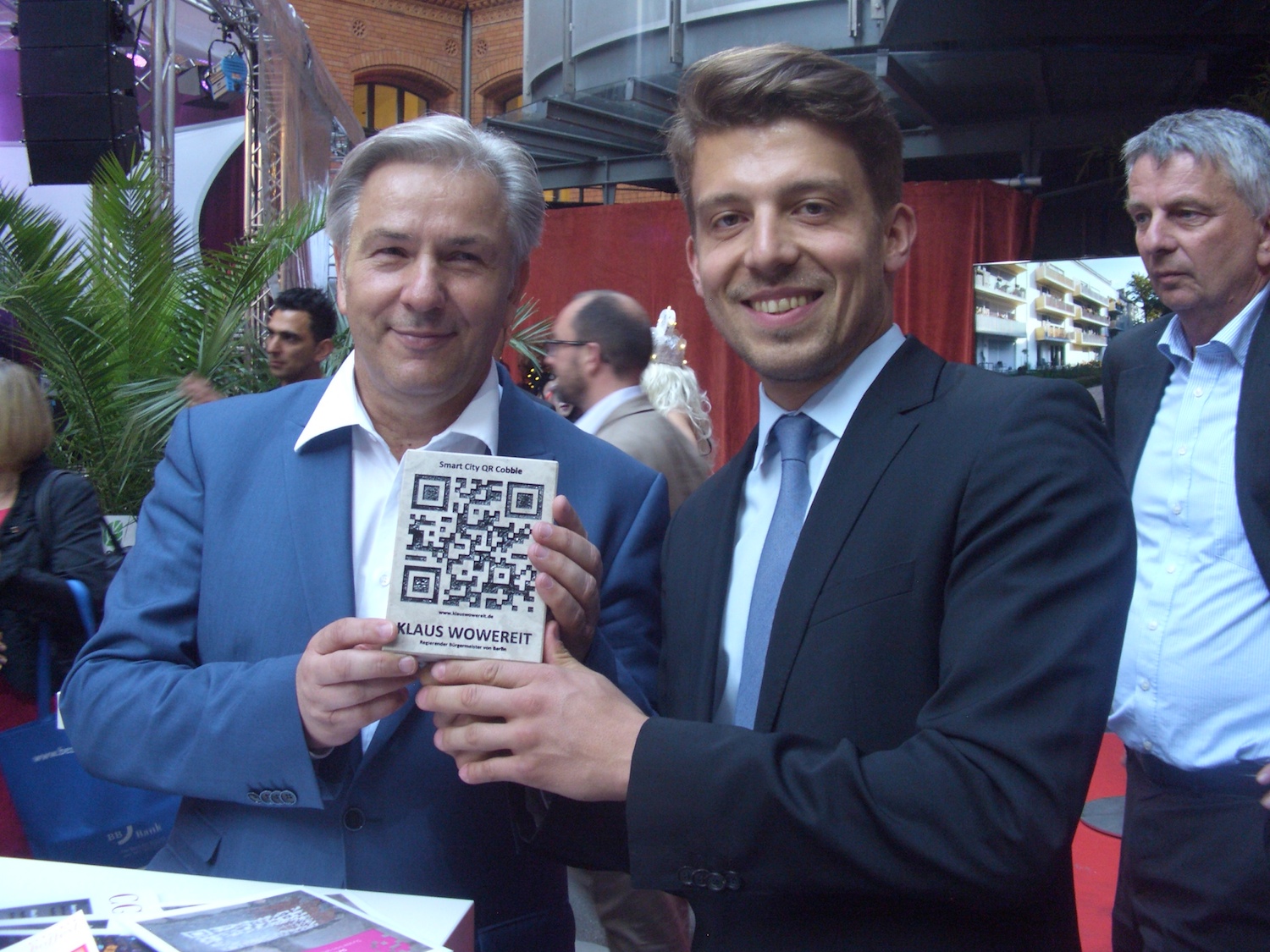 Daniel-Jan Girl übergibt Klaus Wowereit den QR Cobble©