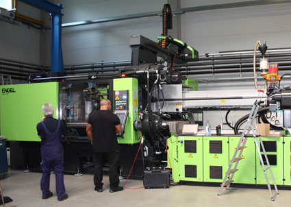Großspritzgießmaschine mit einer Schließkraft von 7.000 kN Großspritzgießmaschine mit einer Schließkraft von 7.000 kN
