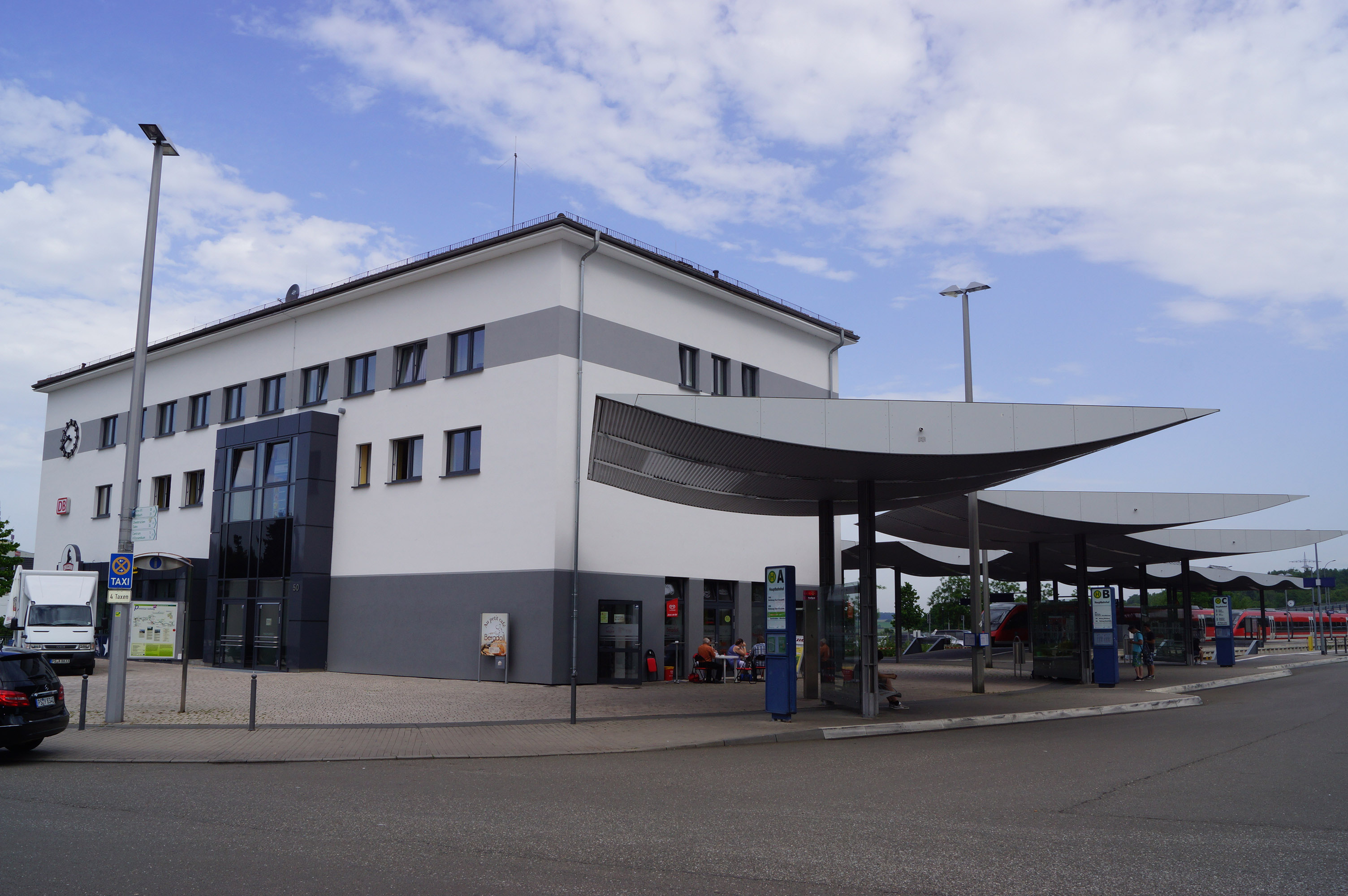 Blick auf den HBf Pirmasens mit Bahnhofsgebäude (Juni 2014) Blick auf den HBf Pirmasens mit Bahnhofsgebäude (Juni 2014)