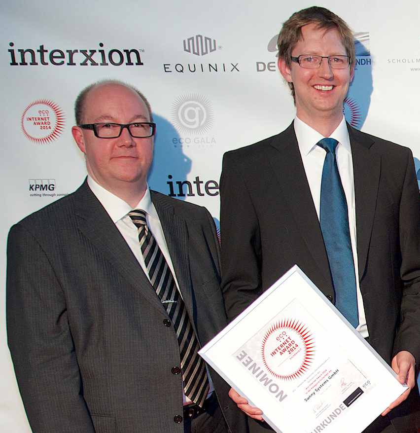 von rechts: Geschäftsführer Andreas Kordwig und Datenschutzexperte Oliver Kunert mit der eco Award N