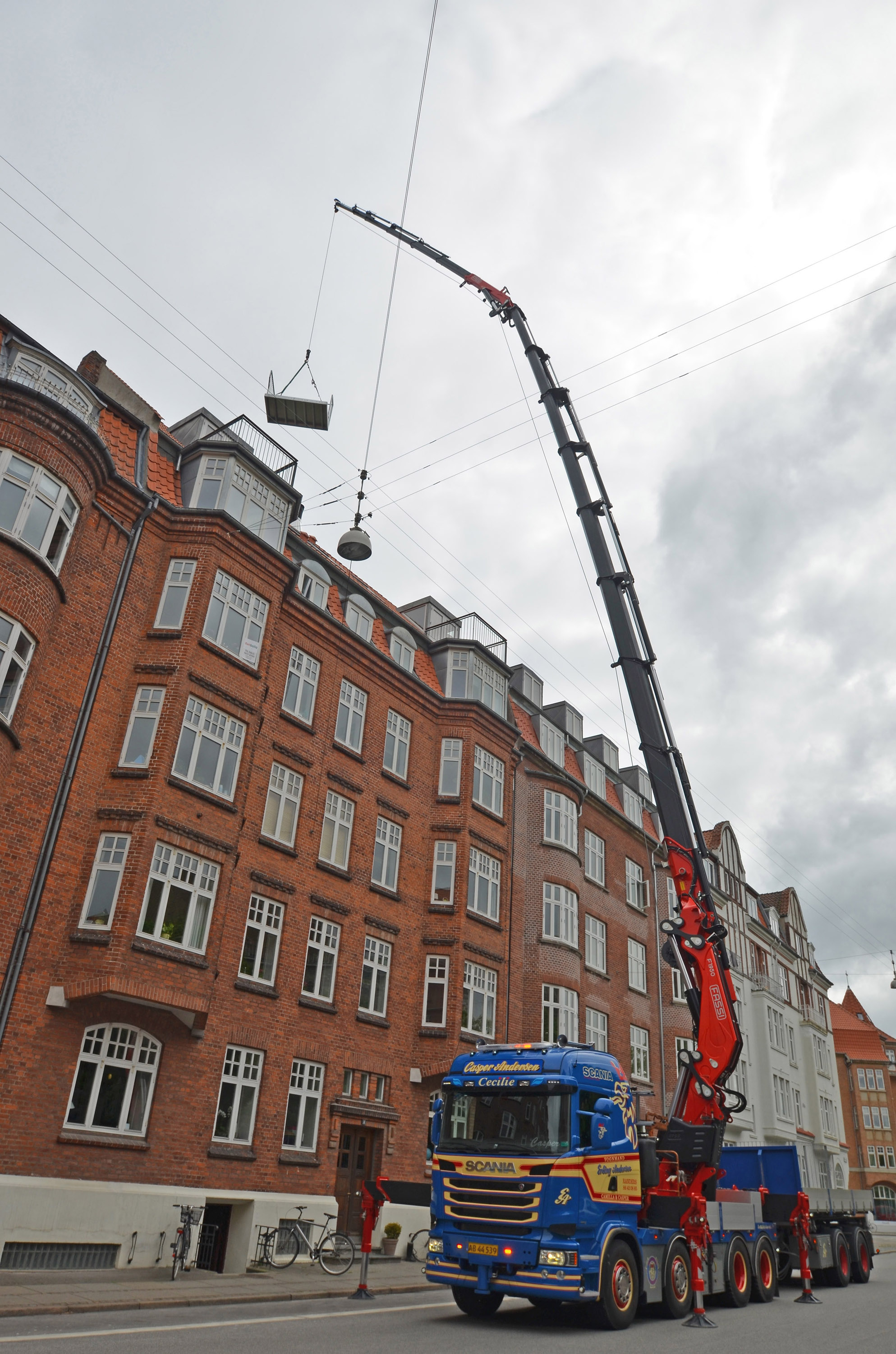 Lkw mit Fassi Kranaufbau bei einen Einsatz in Dänemark. Lkw mit Fassi Kranaufbau bei einen Einsatz in Dänemark.