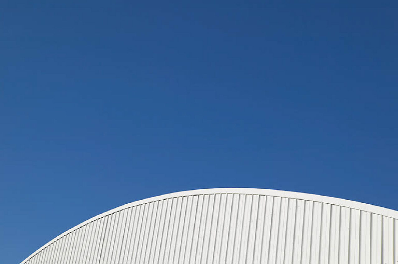 Auf Hallendächer gehören Photovoltaikanlagen - zur Stromgewinnung für Gewerbebetriebe (Wierig Solar 