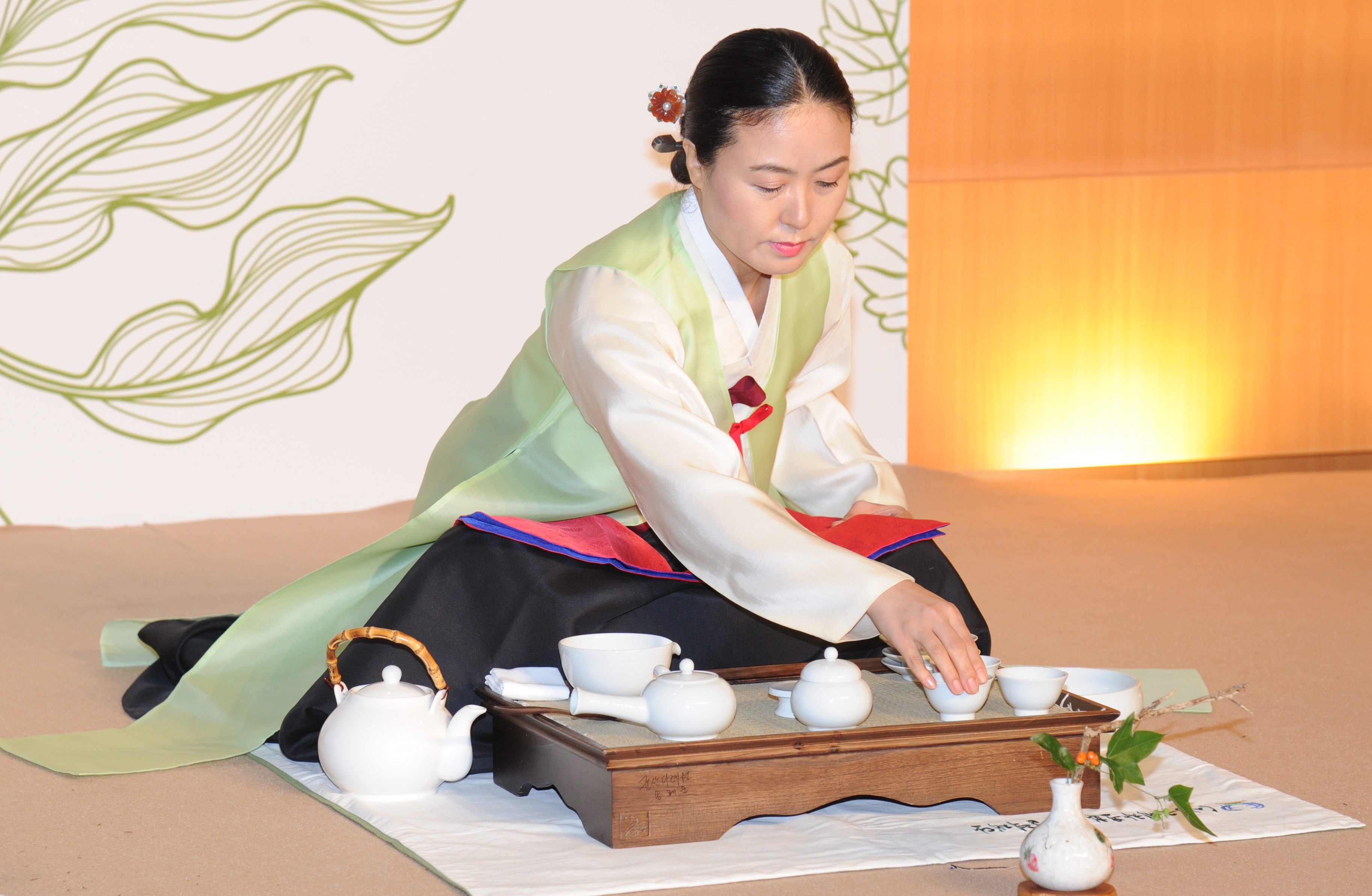 Die Vorführung einer traditionellen Teezeremonie. Foto: HKTDC. Die Vorführung einer traditionellen Teezeremonie. Foto: HKTDC.