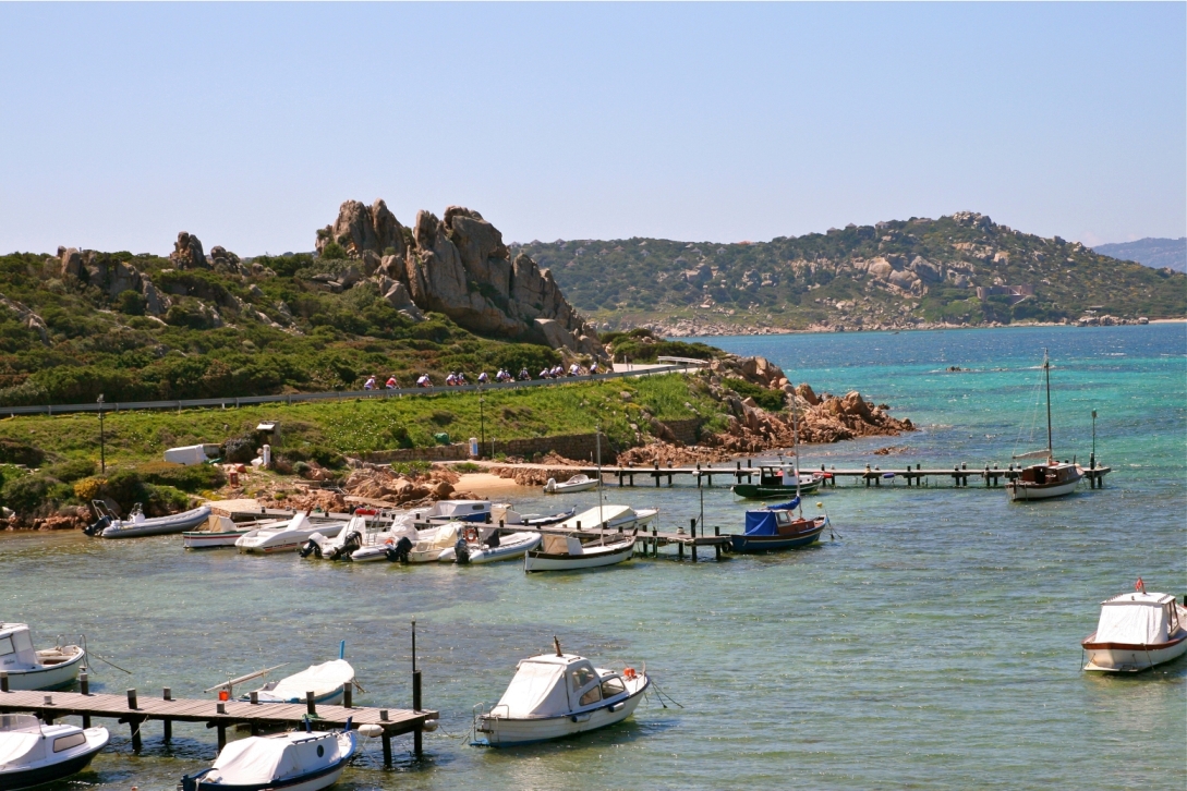 Die Sardinien-Radrundfahrt führt an traumhaften Küsten entlang. Die Sardinien-Radrundfahrt führt an traumhaften Küsten entlang.