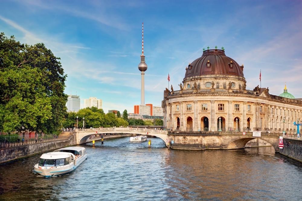 Weltkulturerbe: Die Museumsinsel auf der Berliner Spreeinsel vor dem Fernsehturm