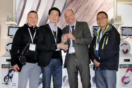 Michael Zirkelüberreicht den Award an Richard Cheong, Dr. Alpha Chan&Wilson Lau. Michael Zirkelüberreicht den Award an Richard Cheong, Dr. Alpha Chan&Wilson Lau.