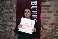 Gisbert Wegener, einer der Djs und Initiatoren, zeigt ein LP der deutsche Avantgarde-Band Neu. 