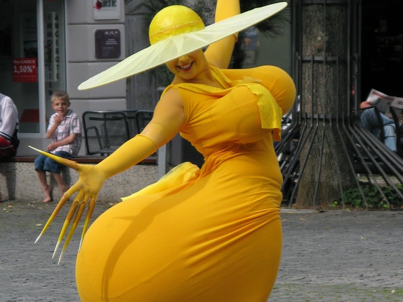 Satte Farben, pralleÜberraschungen beim fröhlichen Familienfestival. Satte Farben, pralleÜberraschungen beim fröhlichen Familienfestival.