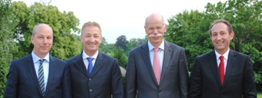 Der wiedergewählte Vorstand des VMF mit VMF-Chef Velte (ganz rechts) und Daimler-Chef Zetsche (2. v. Der wiedergewählte Vorstand des VMF mit VMF-Chef Velte (ganz rechts) und Daimler-Chef Zetsche (2. v.