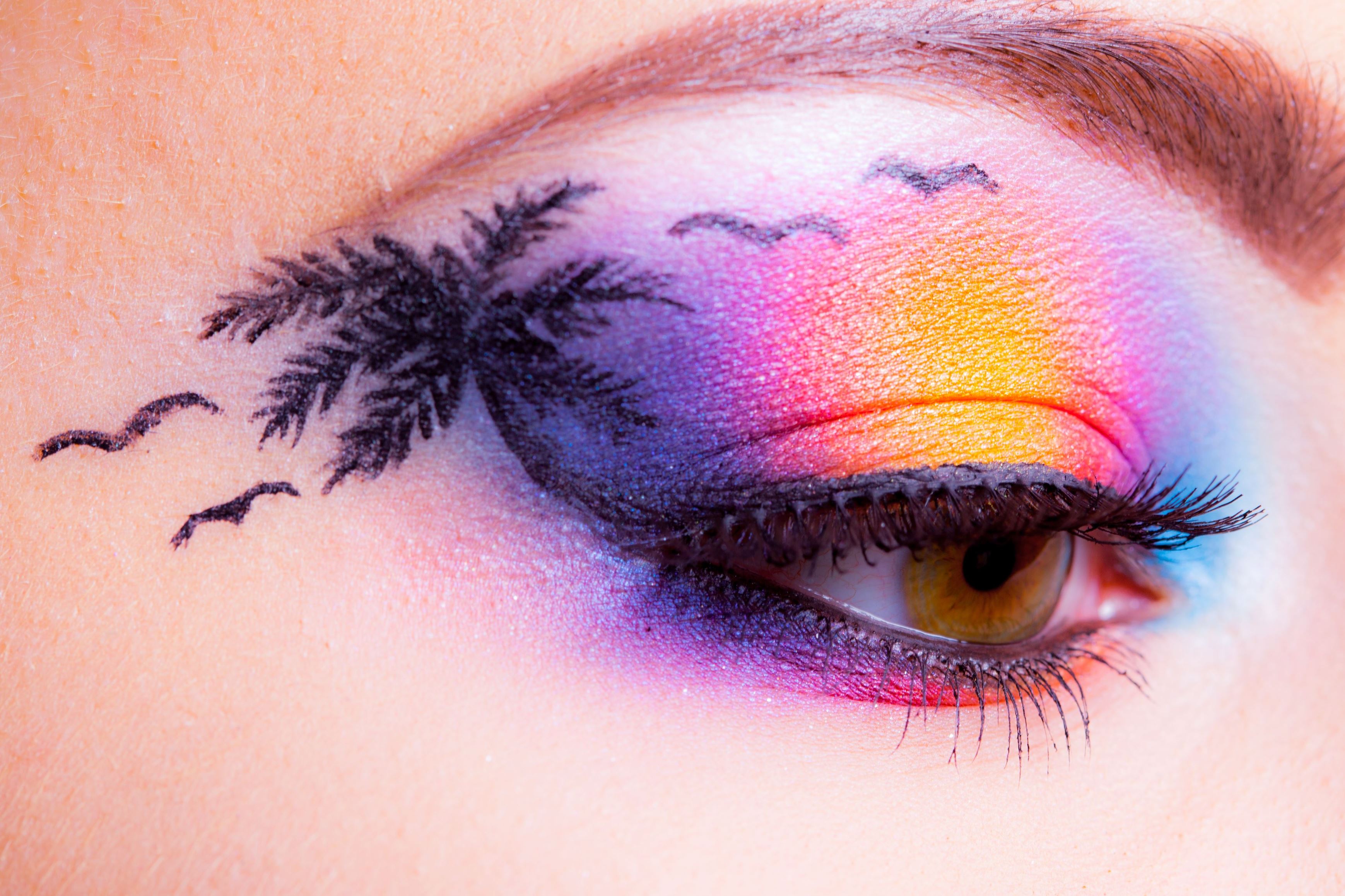 Der Sommer soll sorglos sein. Die bloos Make-up&Hair Academy macht es möglich. Der Sommer soll sorglos sein. Die bloos Make-up&Hair Academy macht es möglich.
