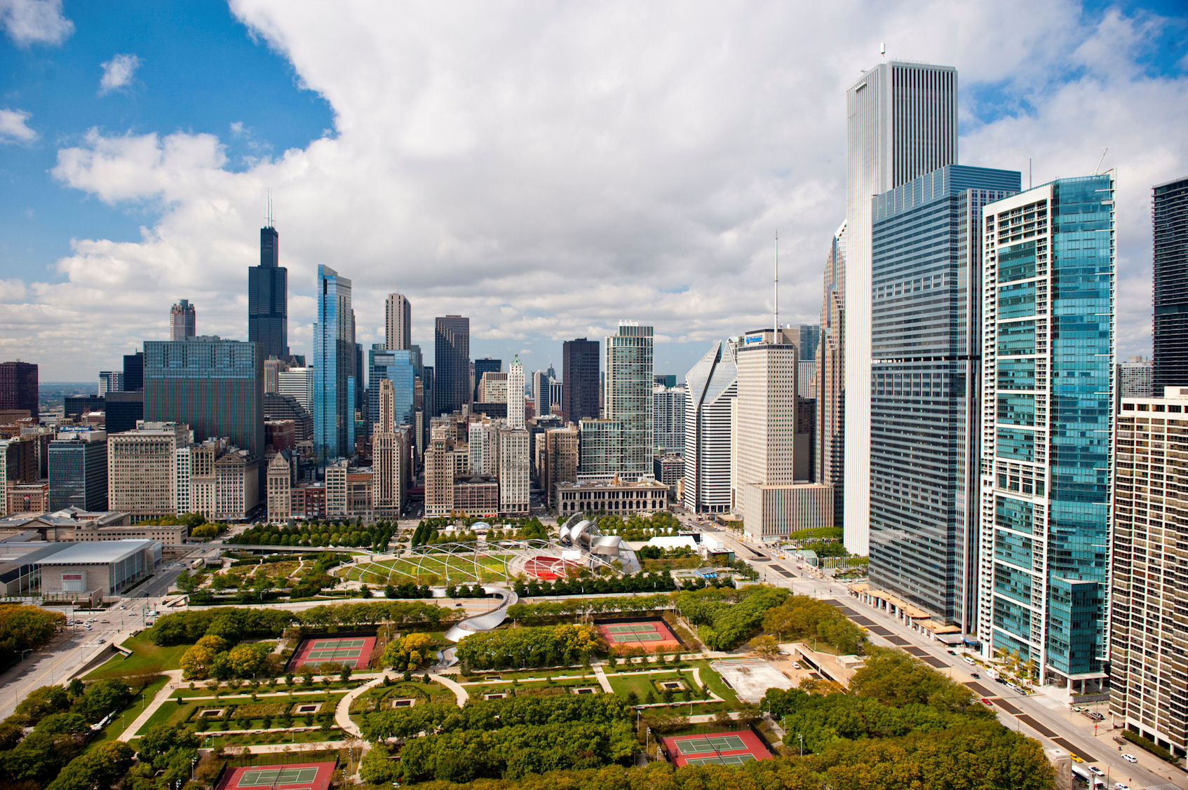 Chicagos Millennium Park feiert in diesem Sommer seinen zehnten Geburtstag. Chicagos Millennium Park feiert in diesem Sommer seinen zehnten Geburtstag.