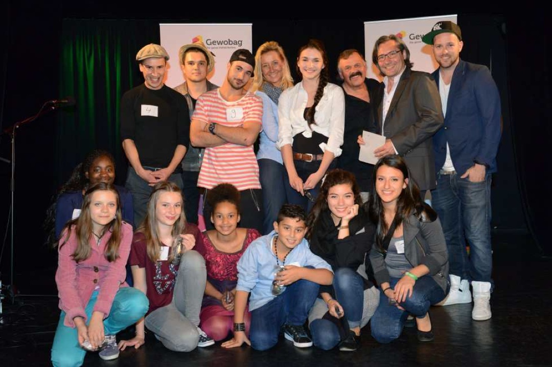 Die diesja?hrigen Teilnehmer/innen des Gewobag Kiez Song Contest und Jury-Mitglieder