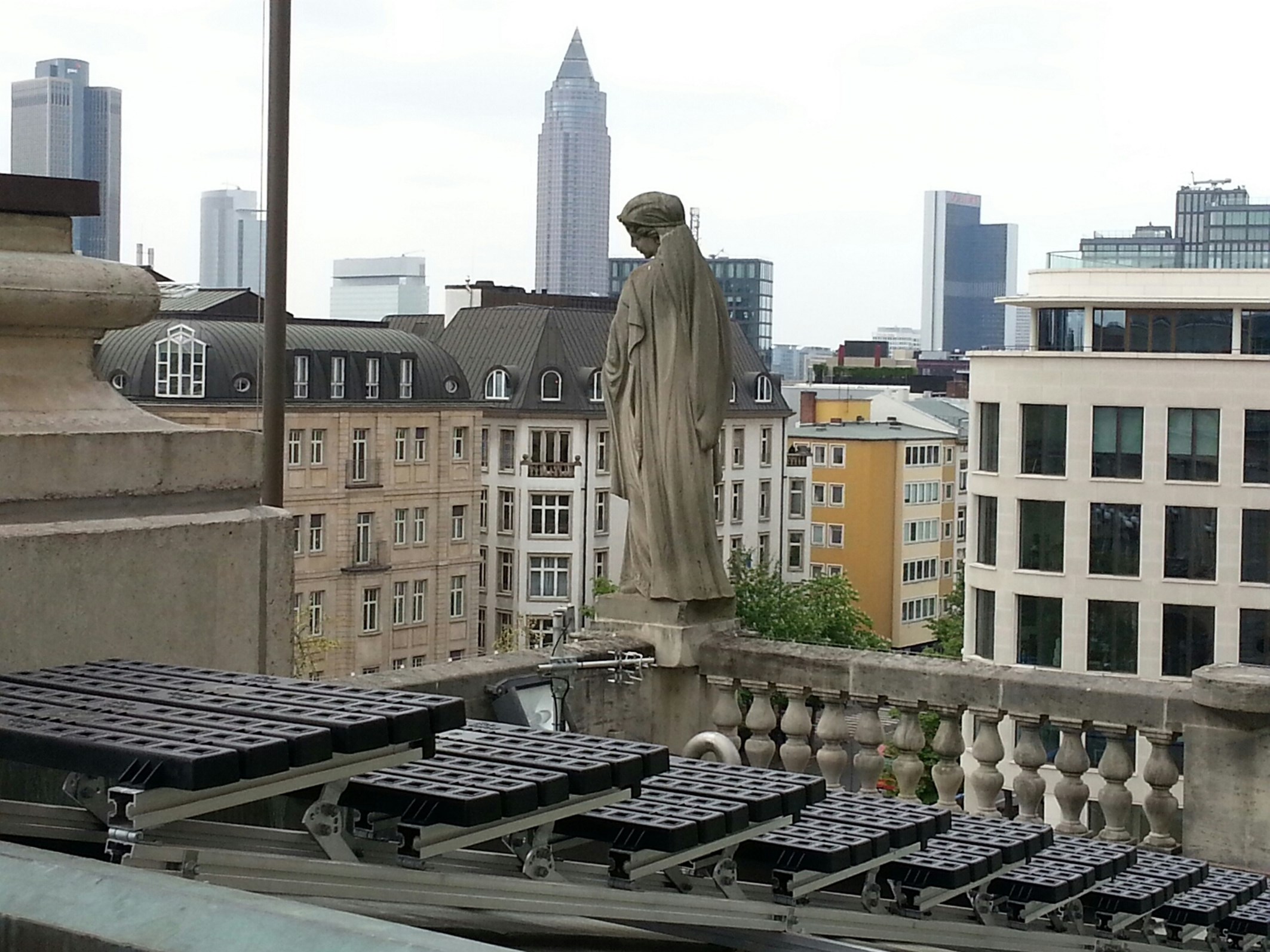 KEE WALK Laufstegsystem von Kee Safety auf dem Dach der Alten Oper in Frankfurt KEE WALK Laufstegsystem von Kee Safety auf dem Dach der Alten Oper in Frankfurt