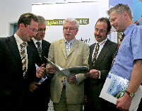 Wirtschaftsminister Martin Zeil (FDP, Mitte) sprach mit Bauunternehmern und Politikern. Wirtschaftsminister Martin Zeil (FDP, Mitte) sprach mit Bauunternehmern und Politikern.