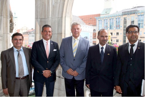 Oberbürgermeister Reiter (M.) mit Seiner Exzellenz Botschafter Javed (3.v.r) und Konsul Dr. Poetis
