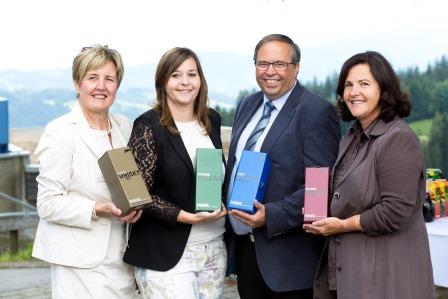 v.l. Marie-Luise Dietrich-Pfanner, Claudia, Walter und Brunhilde Pfanner präsentieren stolz den Gin. v.l. Marie-Luise Dietrich-Pfanner, Claudia, Walter und Brunhilde Pfanner präsentieren stolz den Gin.