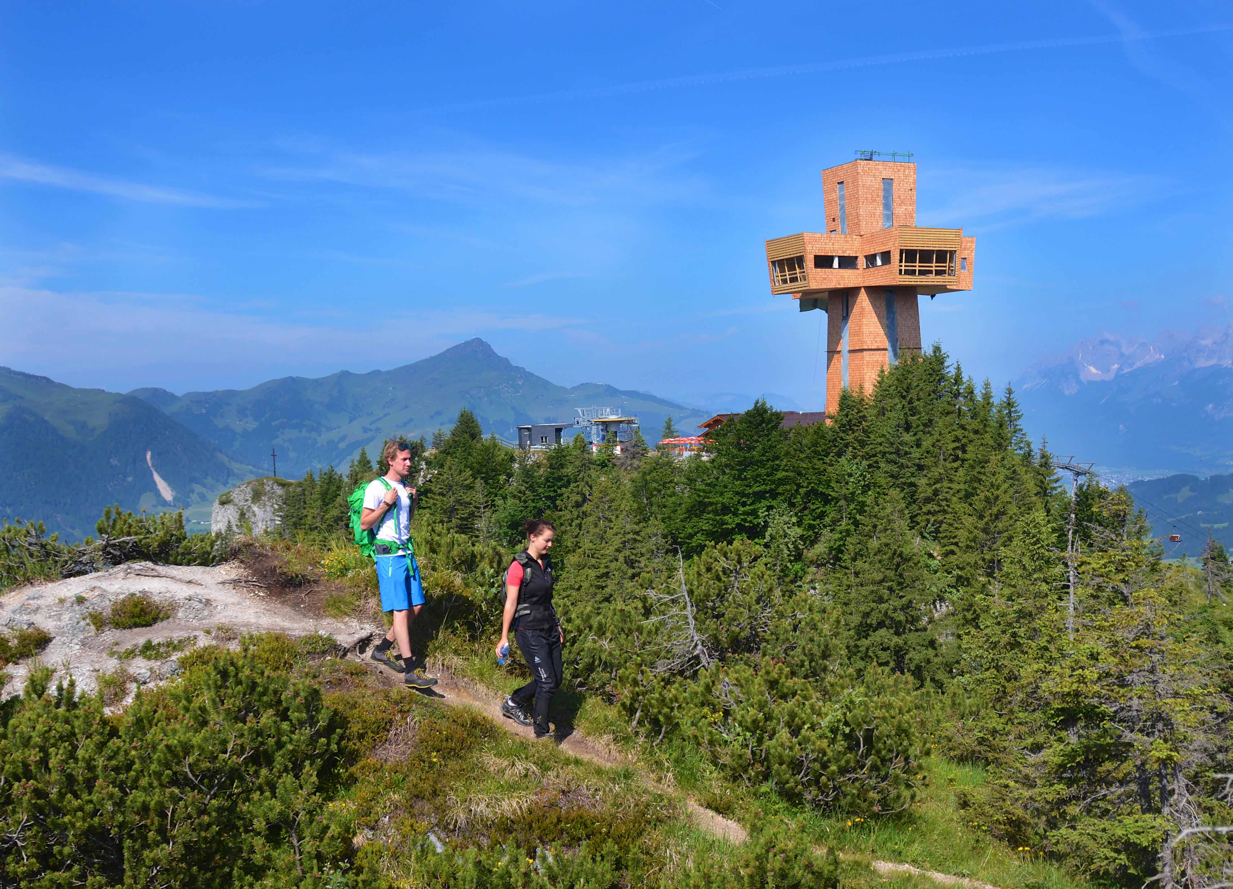 Aussichtsreich: Das neue Jakobskreuz im Tiroler Pillerseetal. Aussichtsreich: Das neue Jakobskreuz im Tiroler Pillerseetal.