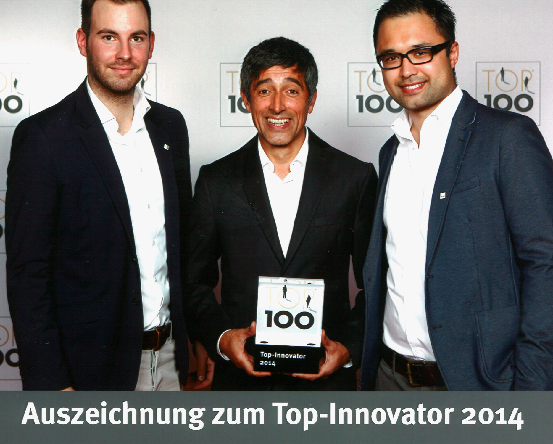 Mentor Ranga Yogeshwar mit den Preisträgern von mindsmash (Niklas Buchholz und Richard Weinmann) Mentor Ranga Yogeshwar mit den Preisträgern von mindsmash (Niklas Buchholz und Richard Weinmann)