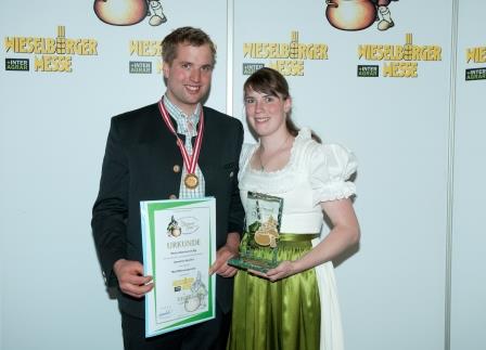 Die glücklichen Sieger eines Kasermandls in Gold: Manuel und Magdalena Metzler Die glücklichen Sieger eines Kasermandls in Gold: Manuel und Magdalena Metzler