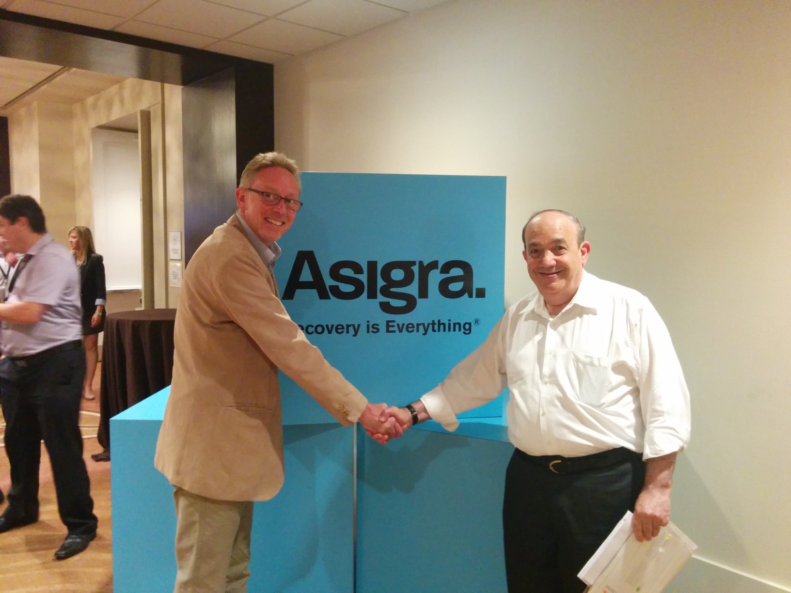 Michael Schimanski, Geschäftsführer PROGTECH, (li.) und David Farajun, Gründer und CEO, Asigra (re.)
