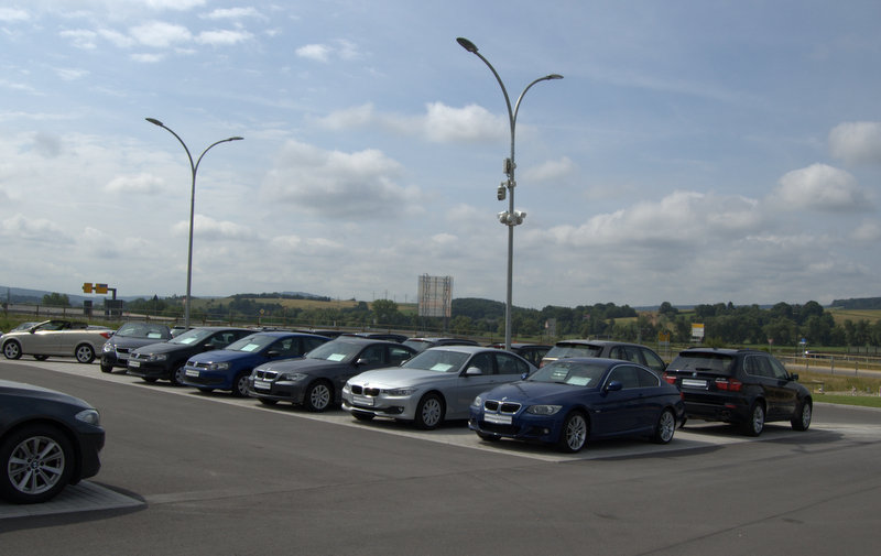 AST sichert Außenfläche von Autohaus ab